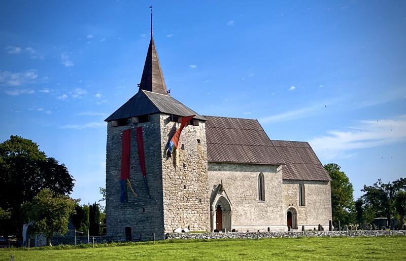 Gammelgarn Kyrka med sin Kastal